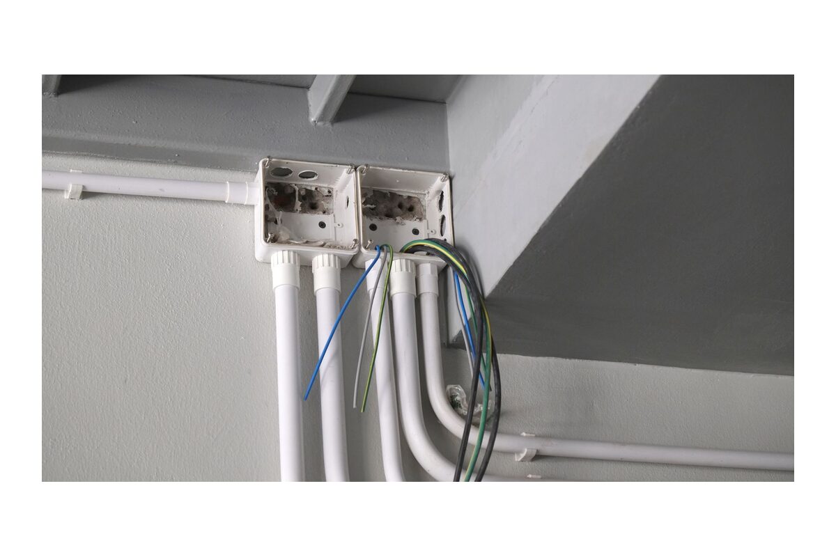 Elektrische inbouwdozen en installatiebuizen tijdens montage